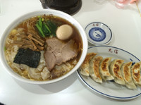 「ワンタンメン810円、味玉100円、餃子580円」@中華そば 丸信の写真