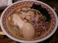 「【限定】三種煮干しの背脂醤油拉麺　＋味玉：サービス券」@麺肴 ひづきの写真