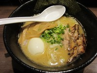 「鶏白湯ラーメン＋味玉（８８０円）」@麺屋 よじむの写真