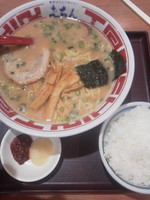 「東京豚骨ラーメン（中盛同額）\680＋ライスサービス」@屯ちん SUNAMO店の写真