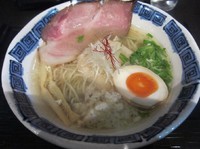 「つくば茜鶏らぁめん塩＋ローストチャーシュー（９００円）」@龍のひげの写真