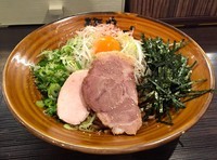 「まぜそば（醤油）３００g」@麺や でこの写真