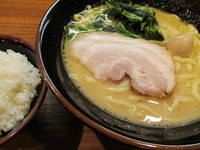 「ラーメン（醤油）+ライス　「734円+無料」」@横浜家系ラーメン 壱角家 越谷店の写真