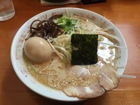 「醤油豚骨ラーメン（麺カタ、脂多、味濃い目）　味玉　５００円」@二十八代目 哲麺 鶴ヶ島駅前店の写真