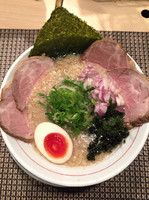 「製背脂煮干しそば：1000円（チャーシュー倍・味玉半分・ネギ・玉」@らーめん セアブラノ神 壬生本店の写真