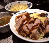 「厚切りローストポークつけ麺 1,450円（あつもり・600ｇ」@麺屋 武蔵 芝浦別巻の写真