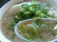 「ラーメン、煮たまご、九条ネギ多め」@京都銀閣寺 ますたにラーメン 日本橋本店の写真