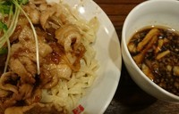 「肉盛りつけ麺＋ライス（ランチ無料）」@魁 肉盛りつけ麺 六代目けいすけの写真