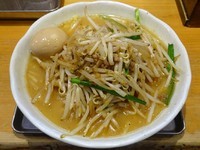 「炒めモヤシの味噌らーめん（920円）＋味付玉子（50円）」@味噌蔵らーめん まるしゅうの写真