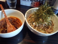 「ラー油入り温かい肉つけそば（大盛同料金）850円ら」@裏ぶれんの写真