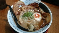「塩豚骨らーめん：炙りチャーシュー増し」@らーめん ど真ん中の写真