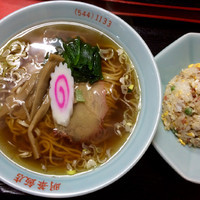 「半チャーハンラーメンのセット700円」@明華飯店の写真