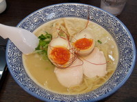 「味玉濃厚鶏白湯ラーメン　850円」@麺匠なべすけの写真