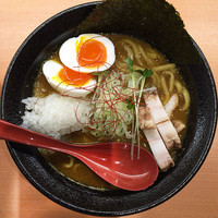 「鶏ぽたカレーめん＋半熟味玉＋半ライス（サービス）」@はちの写真