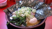 「ラーメン(中盛･麺硬･味濃･ねぎ増)+海苔･味玉(クーポン)」@家系ラーメン とらきち家の写真