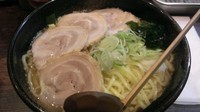 「塩ラーメン　特盛+半チャーシュー」@つけ麺隅田 西新橋店の写真