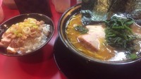 「ラーメン＋まかない飯」@家系ラーメン とらきち家の写真