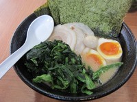 「特製濃厚とんこつ醤油（８５０円）＋ほうれん草」@新とんこつ大学 錦糸町キャンパスの写真