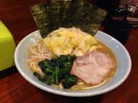 「ラーメン・もやキャベ 700円＋100円」@横浜家系ラーメン銀家 伊勢佐木町店の写真