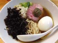 「煮干ソバ黒＋黒バラ海苔＋ペースト(仮)＋味玉」@煮干中華ソバ イチカワの写真