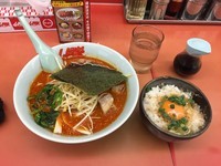 「辛味噌ネギラーメン¥780と玉子かけご飯¥220」@ラーメン山岡家 さいたま宮前店の写真