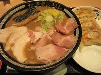 「濃厚チャーシューそば（１０００円）＋心の味餃子」@松戸富田製麺 ららぽーとTOKYO-BAY店の写真