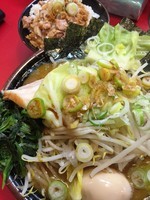 「中盛ラーメン （740円）+賄い飯（150円）他」@家系ラーメン とらきち家の写真