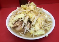 「小ラーメン700円 (麺少なめ、ニンニク半分ヤサイカラメ)」@ラーメン二郎 千住大橋駅前店の写真