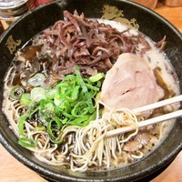 「黒マー油とんこつラーメン+替玉+キクラゲ　700円」@博多風龍 神田西口店の写真