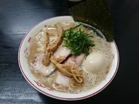 「三周年限定 豚骨らぁ麺(大)+煮卵」@麺屋庄太 津久井浜店の写真