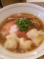 「ＳＨＡＭＯとＫＡＭＯの中華そば（醤油ワンタン麺）950円」@地球の中華そばの写真