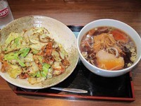 「回鍋肉丼　500円（ランチ）＋半ラーメン　300円」@中華ダイニング いい田の写真