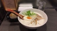 「鶏白湯 塩 ごまおにぎり ¥800、¥100」@Fine Tuned Ramen with Music Bee Hiveの写真