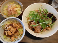 「焦がしネギと鶏油が香る油そば＋辛ベジ＋チーズおかかジロめし」@INOSHOWの写真