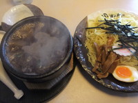 「石焼きつけ麺 バリ黒（正油）」@らーめん岡崎 鶴ヶ島店の写真