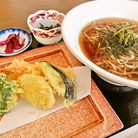 「週替りランチ　天ぷらそば(810円)」@La Pietraの写真