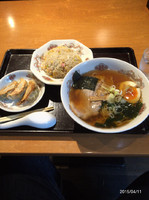 「ラーメン+半炒飯+餃子３個 880円。」@五番の写真