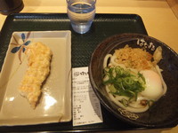 「温玉ぶっかけ小300円＆鶏天150円(天ぷら定期券で無料」@はなまるうどん 茅場町店の写真