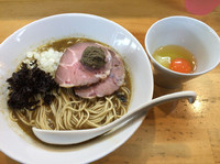 「特濃煮干ソバ（黒） + ペースト（仮名） + 生卵」@煮干中華ソバ イチカワの写真