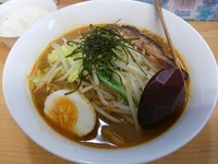 「炙りチャーシューカレーラーメン　※ライス付（麺大盛：無料）」@魔女のカレーの写真