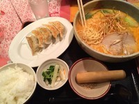 「げんきらーめん（950円）+ギョーザセット（432円）」@らーめん げんき屋 ひたちなか店の写真