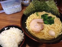 「ラーメン並＋サービスライス」@横浜家系ラーメン 壱角家 松戸店の写真