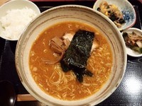 「ラーメンセット（味噌）＋半ライス（無料）」@呑み喰い処  鈴の写真