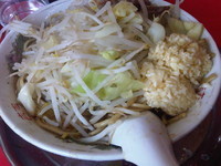 「ラーメン麺固めニンニク多め(700円)」@麺でる 田園調布本店の写真