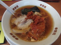 「中華そば313円+キムチ108円＆ギョーザ216円(無料」@幸楽苑 新橋烏森店の写真