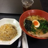 ラーメン+半チャーハンセット<br />
ウーロン茶付き999円(925円)