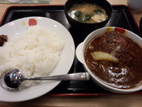 「とろ～りチーズソースの煮込みハンバーグカレー（並）590円」@松屋 日暮里店の写真