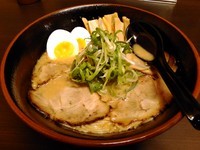 「広島醤油とんこつら～めん 全部盛り」@つけ麺本舗 辛部 浦添店の写真