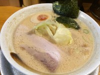 「濃厚豚骨醤油ラーメン」@三豊麺 芝2丁目店の写真
