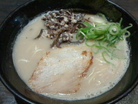 「豚骨ラーメン 替え玉」@とんこつらーめん俺式 純 東京ラーメンストリート店の写真